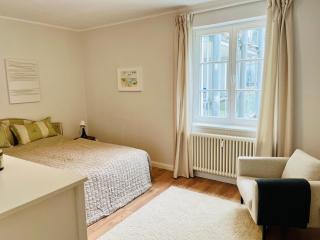 Beste Lage mit Warnowblick - großer Balkon, zwei Schlafzimmer, Aufzug, Stellplatz - 5