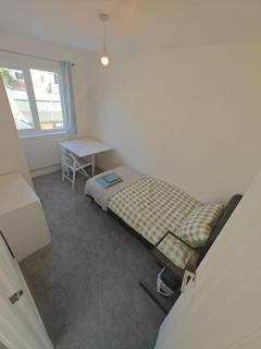 Stunning 4 bed House Ideal for Contractors - Southampton - 9