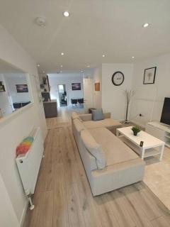 Stunning 4 bed House Ideal for Contractors - Southampton - 3