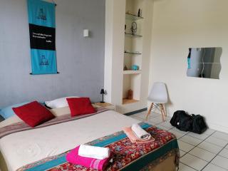 Jolie chambre climatisée avec balcon chez l'habitant - Saint-Pierre - 5