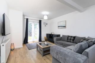 3 Bedroom Home with Private Driveway - Coundon - 9