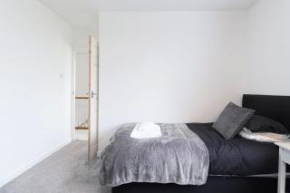 3 Bedroom Home with Private Driveway - Coundon - 7