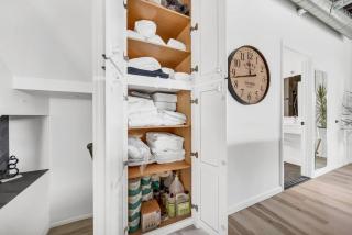 Cool Urban Stay Downtown Loft - 7