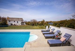 Home near Port Isaac sleeps 10 - 9