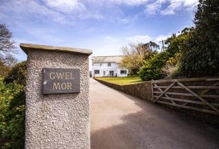 Home near Port Isaac sleeps 10 - 4