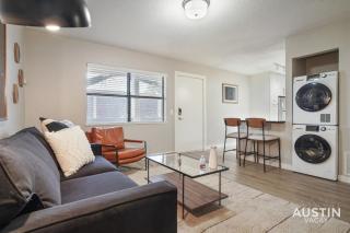 Spacious 2 Apt Combo Sleeps 12 Pool and Pets - Austin - 1