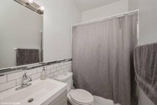 2-Bed 2-Bath Apt - Close to UC w/ Free Parking - Chicago - 5