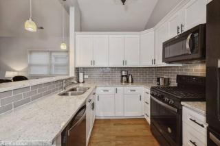 2-Bed 2-Bath Apt - Close to UC w/ Free Parking - Chicago - 2