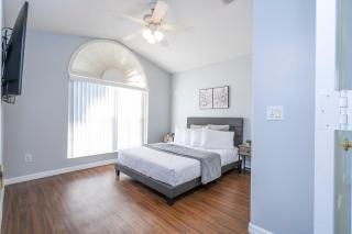 Magical 5-Bedroom Retreat w/ Pool, 3 Ensuite Bedrooms, Near Disney, and Internet! - 7