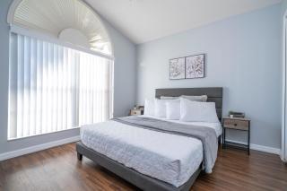 Magical 5-Bedroom Retreat w/ Pool, 3 Ensuite Bedrooms, Near Disney, and Internet! - Kissimmee - 1