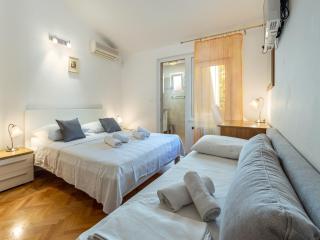 Rosemary Apartments - 8