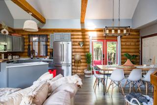 Cozy Cabin Inn - 1
