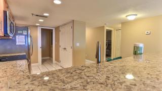 Destin Towers 142 - 2 Bedroom Beach Front Condo in the Heart of Destin with Amazing Views! - Destin - 8