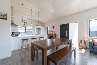 Pounamu Paradise - Te Anau Holiday Home - 1