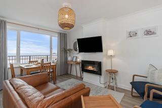 Sea Urchins - Sea Front Apartment with Views - Saundersfoot - 9