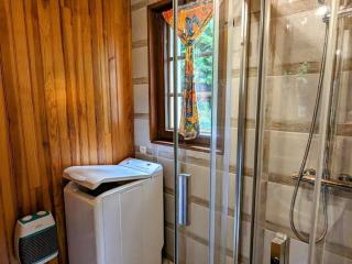 Chalet de Montagne Chaleureux avec Cheminée, Terrasse et Proche Ski - FR-1-589-2 - 1
