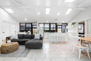 Bangalleys - beachside retreat with large pool - Suffolk Park - 5