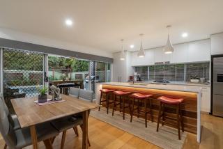 Byron Sunrise - 4 BR retreat with heated pool - 5