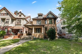 Opulent 2 Bedroom Getaway - Detroit - 9