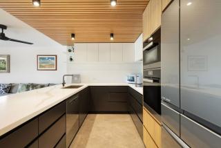 Pacific Blue - beachfront 2 BR apartment with pool - 3