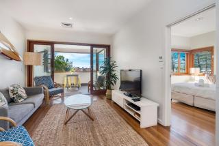 Quiksilver Apartments The Pass - steps from beach - 3