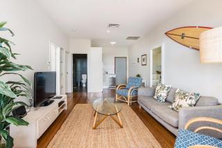 Quiksilver Apartments The Pass - steps from beach - 9