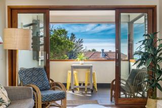 Quiksilver Apartments The Pass - steps from beach - 1