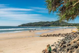 Quiksilver Apartments The Pass - steps from beach - 2