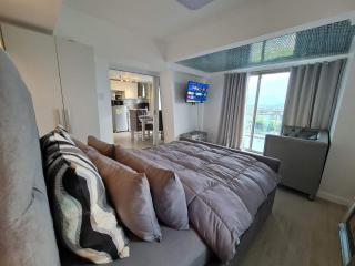 Family Room 1BR HUGE Balcony in Azure North - San Fernando - 1