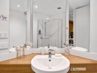 341 The Waves, Cowes - 1