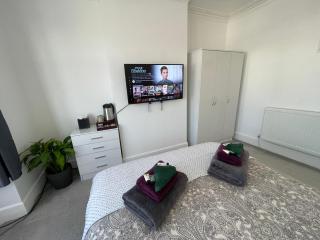 Double Bedroom with TV in Sudbury Hill Wembley - 10 mins from Wembley Stadium - Harrow on the Hill - 9