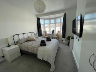 Double Bedroom with TV in Sudbury Hill Wembley - 10 mins from Wembley Stadium - Harrow on the Hill - 7