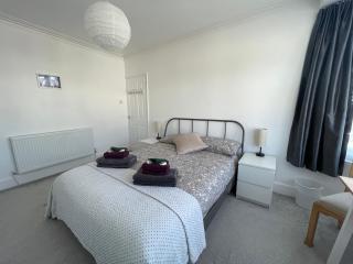 Double Bedroom with TV in Sudbury Hill Wembley - 10 mins from Wembley Stadium - Harrow on the Hill - 4