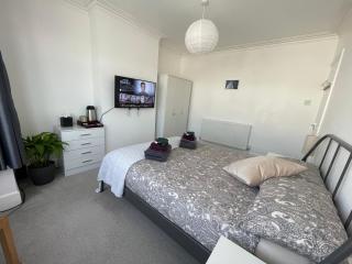 Double Bedroom with TV in Sudbury Hill Wembley - 10 mins from Wembley Stadium - Harrow on the Hill - 1