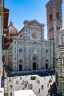 Serene Gem In Front of Duomo - Florence - 9