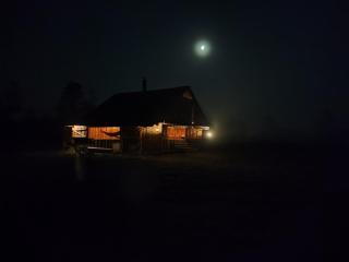 Sauna, balia i drewniana chata nad rzeką - - 0