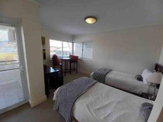 WATERFRONT - 1 South Quay lovely two bed on water - 3