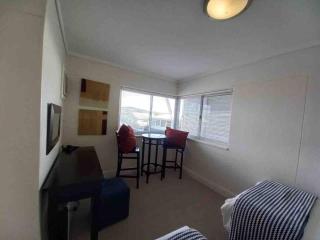 WATERFRONT - 1 South Quay lovely two bed on water - 5