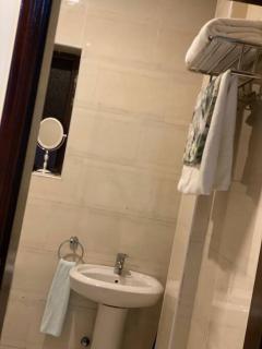Spacious studio apartment in a modern high-security building with lift access Includes free parking in Muyenga kampala - Kampala - 8