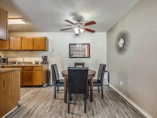OU Sooner, Pool & Gym, BBQ, Netflix, 100mb Internet, LG Washer & Dryer, Close to OU! - Norman - 7