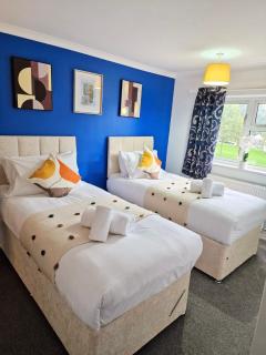 Contractors 1 Bed Central Serviced Accommodation with Balcony in Stevenage Free WIFI by White Orchid Property Relocation Welcome Contractors Business Travellers Families - 4