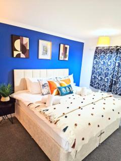 Contractors 1 Bed Central Serviced Accommodation with Balcony in Stevenage Free WIFI by White Orchid Property Relocation Welcome Contractors Business Travellers Families - 9