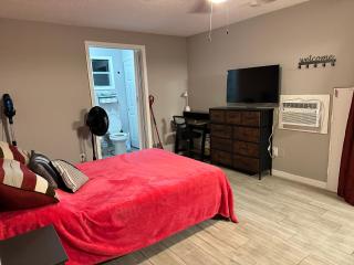 Units near USF - RubyRoom, RedRoom, Emerald Place - Tampa - 7