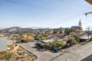 Mountain-View Deck Stylish Virginia City Apt! - Virginia City - 8