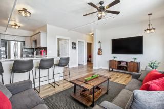 Ski and Relax Mtn-View Apt with Deck in Virginia City - 7