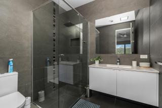 Ocean Breeze in Broadbeach - Linen, heated pool, Free EV Charger - Inverloch - 2