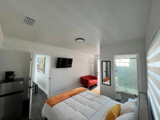 Stylish 3/2 centrally located! - Miami - 5