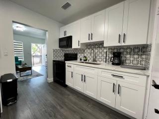 Stylish 2/1 centrally located! - Miami - 7