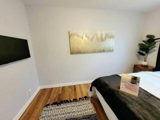 Centrally Located, Black & White Charmer Sleeps 10 - Houston - 8