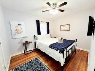 Centrally Located, Black & White Charmer Sleeps 10 - Houston - 5